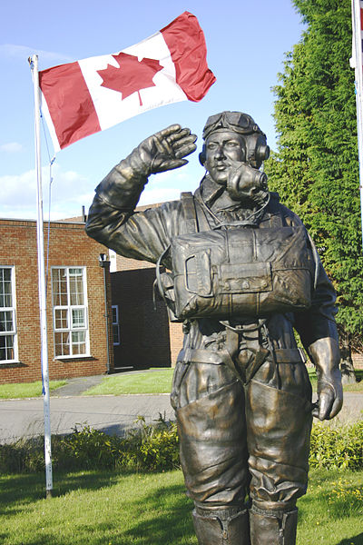 400px-Andrew_Mynarski_Memorial_Statue_-_RAF_MStG